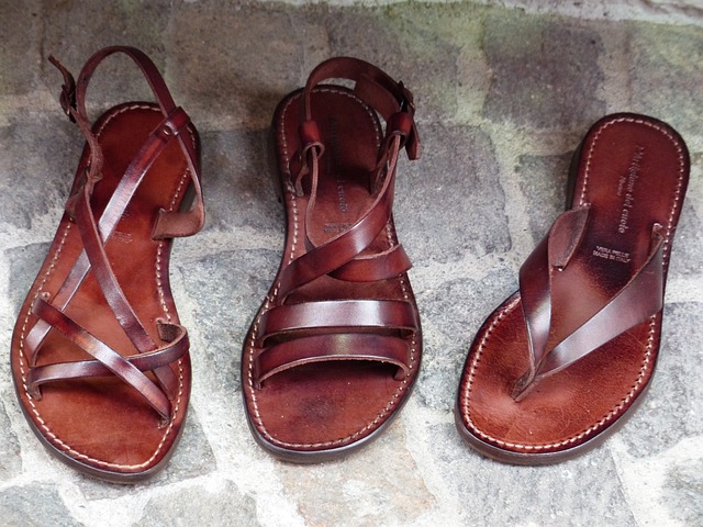 5. Elegantní kombinace: Nízké‌ sandály s decentními kameny k červeným​ šatům