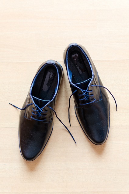 7. Pohodlná volba: Libovolná klasická bota na ‌podpatku pro pohodlí a eleganci s červenými šaty