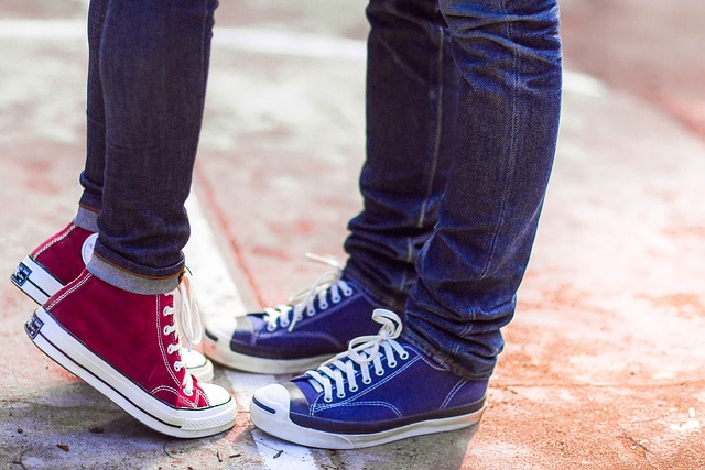 Jak nosit Converse boty s letními šaty pro svěžest a pohodlí celý den